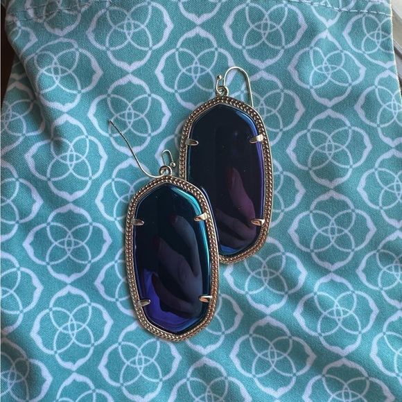 Iridescent Kendra Scott earrings - Picture 3 of 3